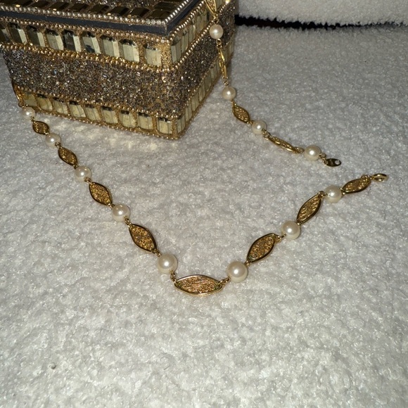 Vintage Gold tone and faux Pearl Women's Necklace 1992 Avon 24inch - Picture 3 of 6